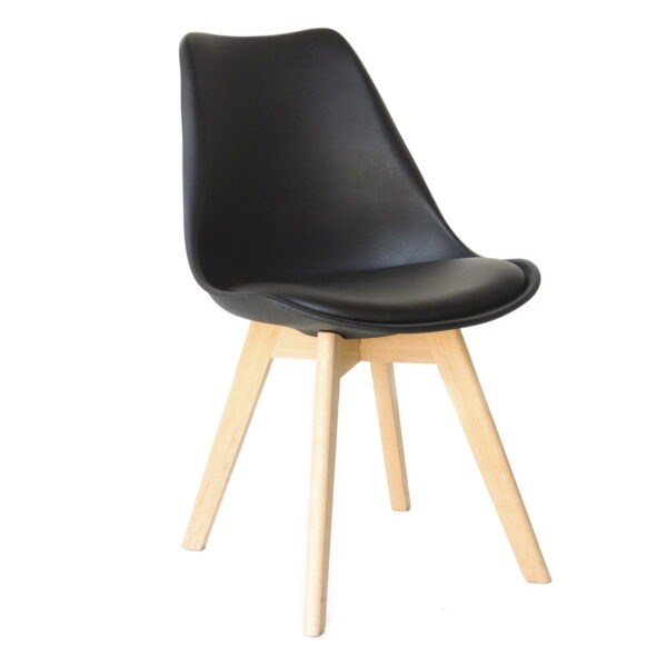 Scaun Jerry~Black Descoperă scaunul Jerry Black, o piesă modernă de mobilă pentru birou, cu corp din plastic rezistent și picioare din lemn. Ușor de curățat și perfect pentru confort, acest scaun combină eleganța cu durabilitatea, aducând un plus de stil în orice spațiu.