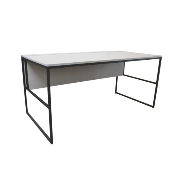 Boston Desk Table Discover the Boston desk, a modern choice in a gray hue! With a melamine chipboard top measuring 80x160 cm and a height of 75 cm, it is perfect for any office. It features a cable nook and adjustable feet for maximum comfort. Perfect for your workspace!