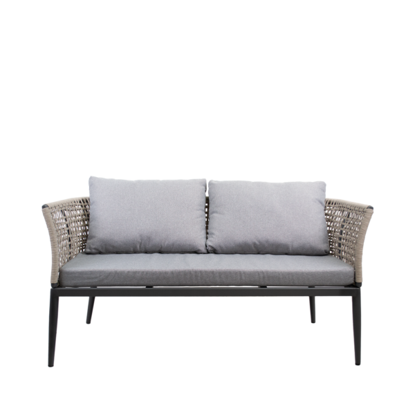 Set Terasa Kansas (4 piese) Descoperiți Setul de terasă Kansas – eleganță, confort și durabilitate pentru grădina sau balconul dumneavoastră. Cu structură din aluminiu rezistent și împletitură din fibră sintetică, oferă un design modern și relaxare deplină în aer liber. Ideal pentru momente speciale alături de cei dragi!