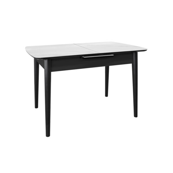Granna Table White + Black Legs Discover the Granna White extendable table with black legs, perfect for the office and gatherings with friends. With a modern design and a ceramic top, this elegant and durable table adapts perfectly to your needs. Adjustable length from 120 cm to 150 cm!