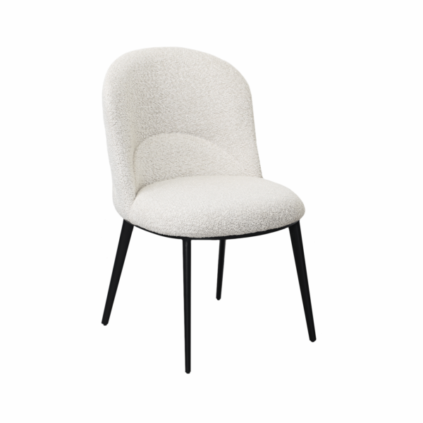 Chloe Beige Chair K40 + Black Legs Add elegance and comfort to any space with the Chloe chair. With an ergonomic design and fabric upholstery, it offers optimal support and perfectly integrates into modern living rooms, dining areas, or offices. Ideal for a relaxing and stylish ambiance!